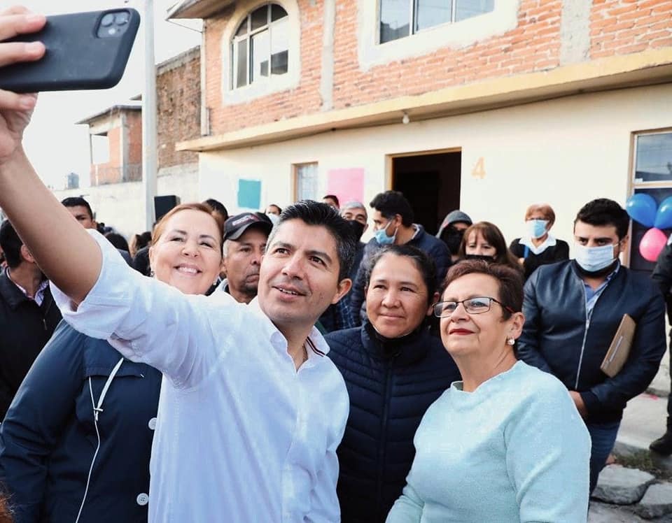 El Ayuntamiento de Puebla informó que se intervendrán 120 calles en 60 colonias con el programa “Construyendo Contigo”, en que se destinarán 50 millones de pesos para poner el material para realizar la rehabilitación mientras que los vecinos pondrán la mano de obra.